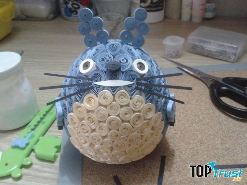 Totoro làm từ giấy màu.