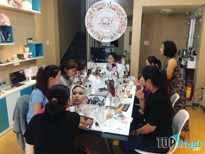 Lớp học trang điểm cá nhân tại Joy make up & beauty
