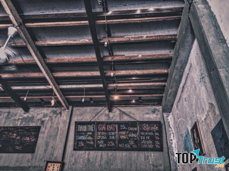 Menu được treo trên tường với các món nước đơn giản.