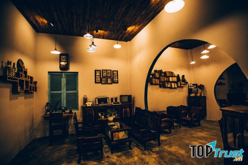 Không gian trong nhà 81 Coffee