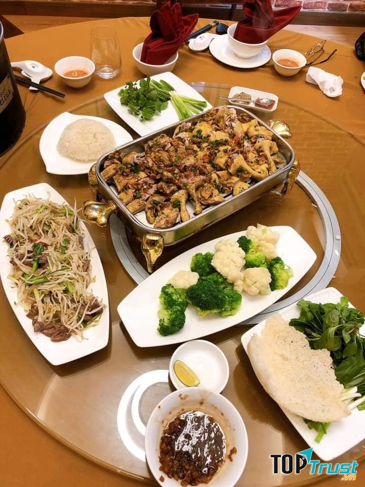 81QT Restaurant - Quán Thánh