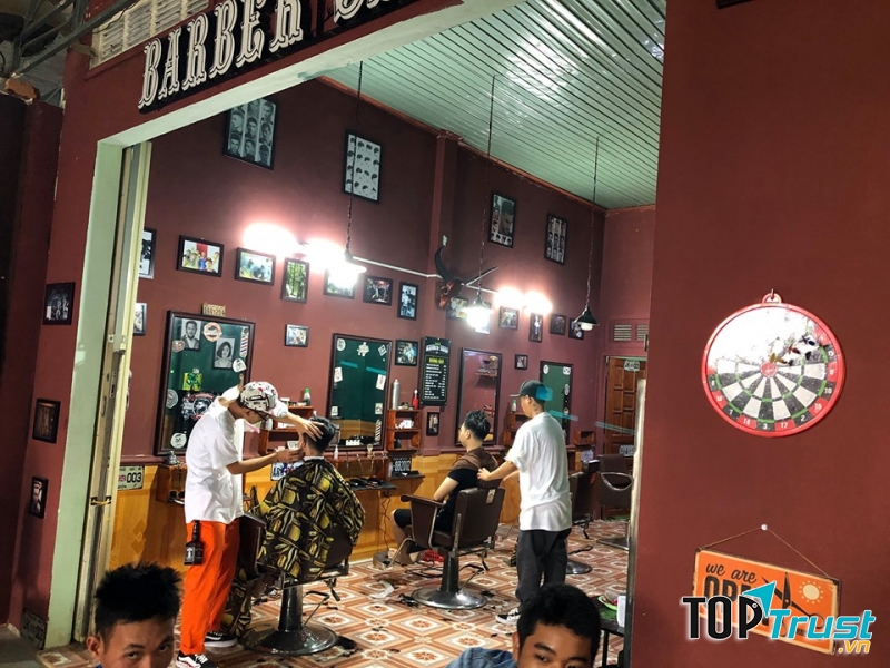 Khi bước vào 82KA Barbershop, đầu tiên bạn sẽ cảm thấy khá mới lạ và độc đáo bởi tiệm được decor theo phong cách và hơi hướng Châu Âu, cổ điển pha lẫn với hiện đại