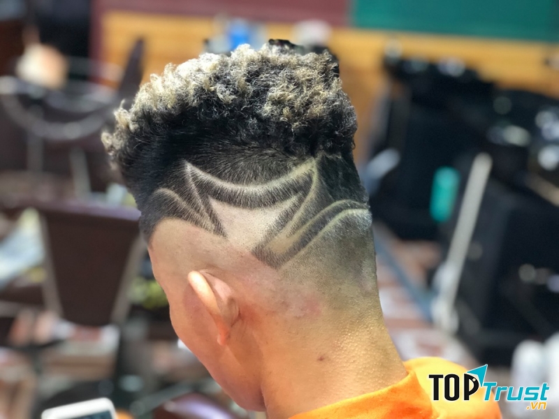 82KA Barbershop luôn tìm tòi, sáng tạo ra những phong cách tóc phù hợp nhất cho các chàng, với các tay thợ kinh nghiệm, chuyên nghiệp và tỷ mỉ