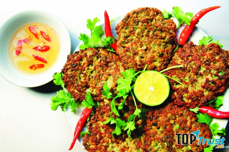 Chả rươi﻿ với mùi vị của những con rươi hòa cùng vị ngọt của giò, vị thanh mát của vỏ cam, mùi thơm của nước mắm truyền thống ngon đã làm nên vị ngon đặc biệt khó quên.