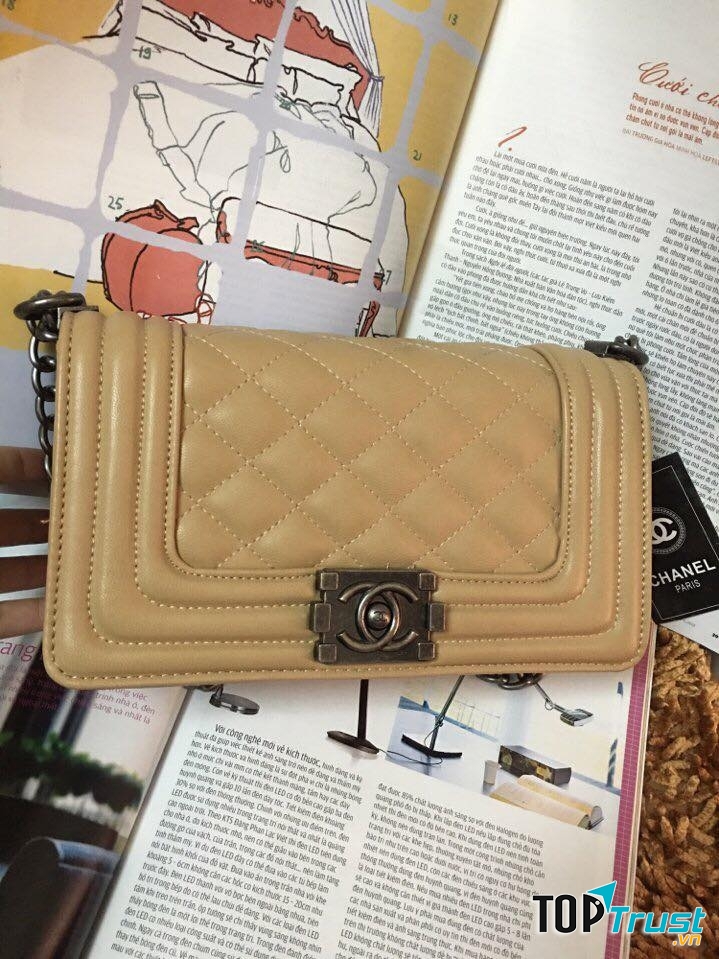 Ví chanel boy size 25 tại 8X Boutique có giá: 199.000 VNĐ