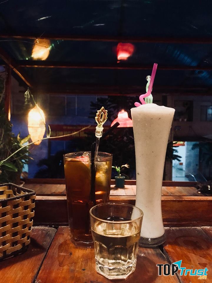 90's Coffee & Food lại gợi lên hình ảnh của những căn phố cổ Hội An xinh xắn
