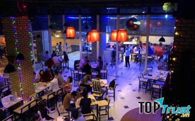 Không gian huyền ảo vào buổi tối ở 911 Beer Club