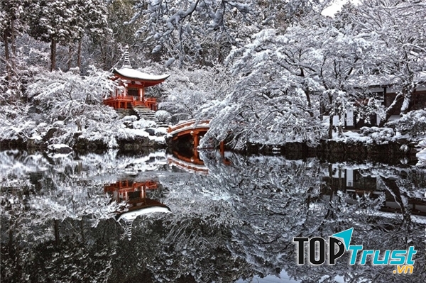 Ngôi đền được phủ kín bởi tuyết