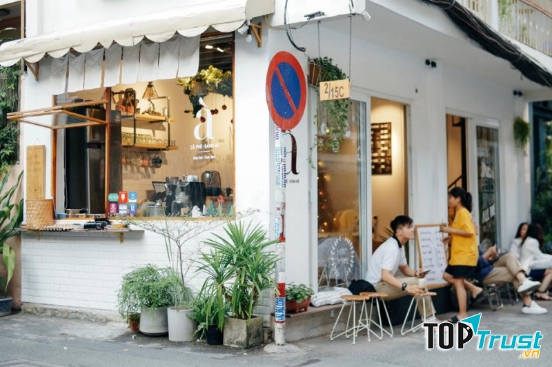 Quán À Cà Phê là một địa chỉ cà phê và bánh mì sở hữu không gian đẹp theo style Nhậ