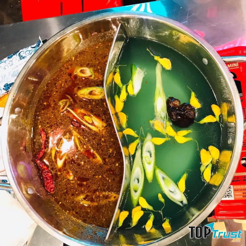 Menu có cả lẩu và nướng để chiều chuộng khẩu vị khách hàng.