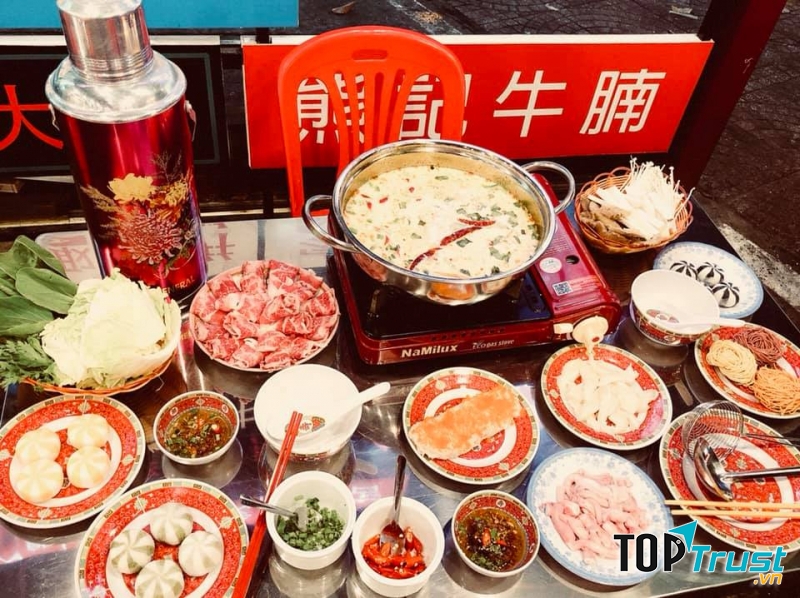 A Fat Hotpot là quán lẩu mang phong cách kiểu Hồng Kông, xuất hiện cách đây không lâu nhưng độ hot lan truyền rất mạnh mẽ.