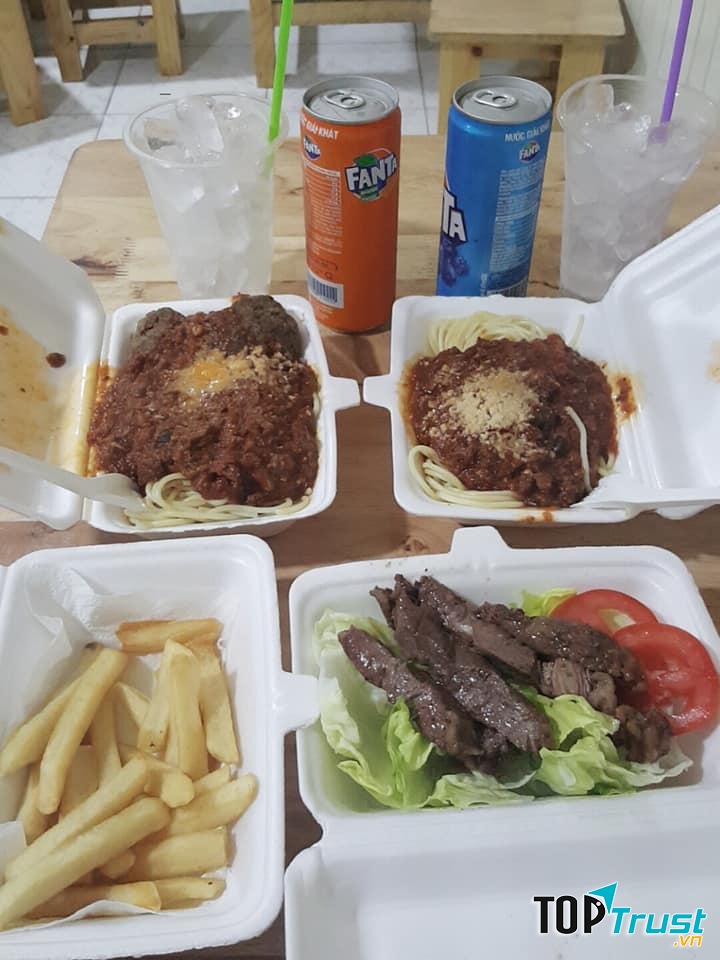   Quán mì này có một menu đa dạng phục vụ nhu cầu ăn uống của khách hàng, có mì, beefsteak, salad, pate, hamburger.