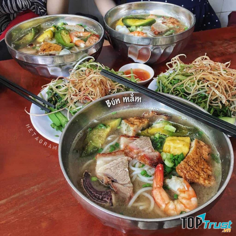 Không gian của quán sạch sẽ, dù nằm trong hẻm nhưng lượng khách khá ổn định.