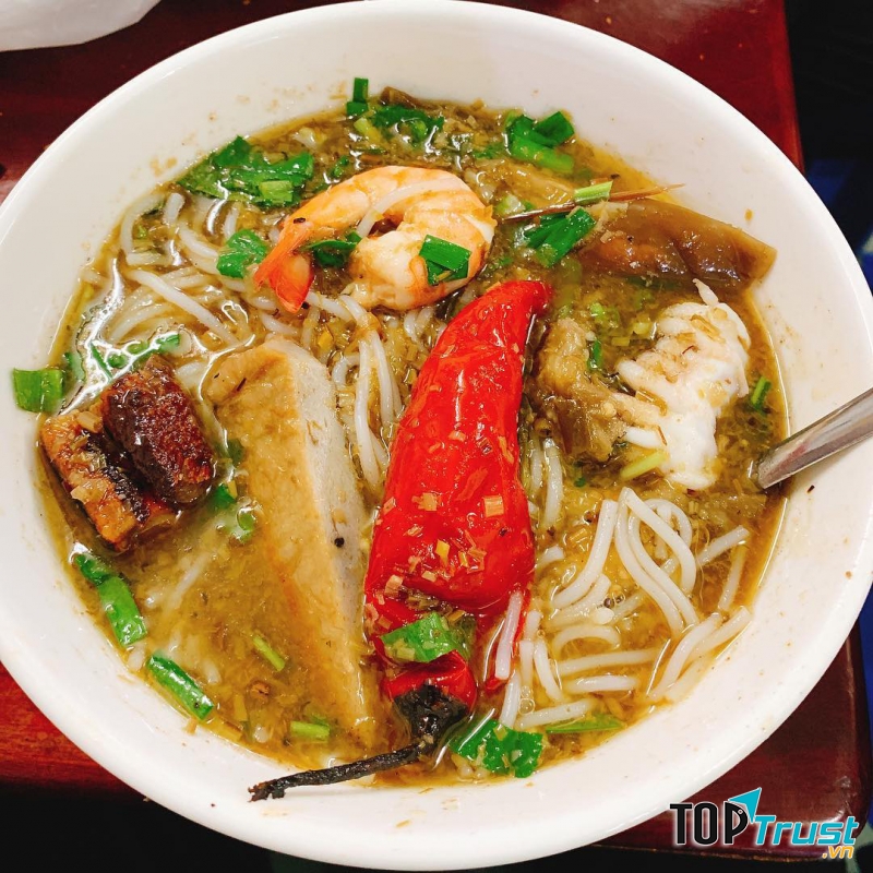 Một tô bún mắm cũng đủ no say và khiến bạn trở thành khách quen của địa chỉ này rồi đấy