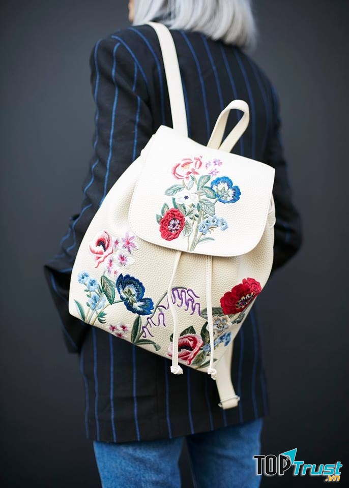 Một mẫu ba lô ở Accessorize