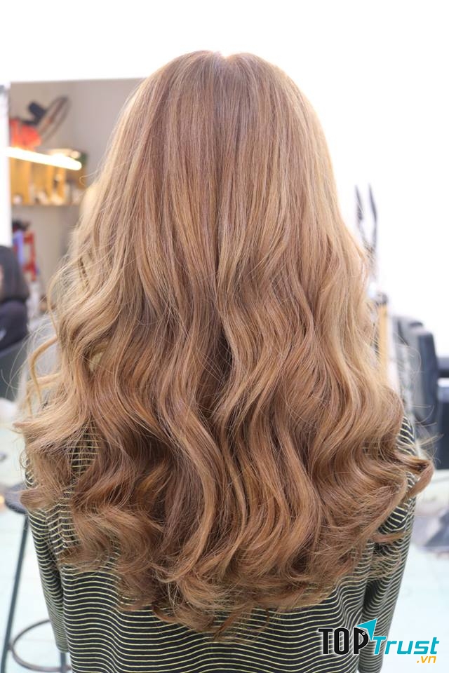 Đến với Adam Quyen Hair Salon, bạn sẽ khám phá được vẻ đẹp riêng của chính mình và thực sự được thoải mái với cách làm việc và phục vụ mà salon mang lại