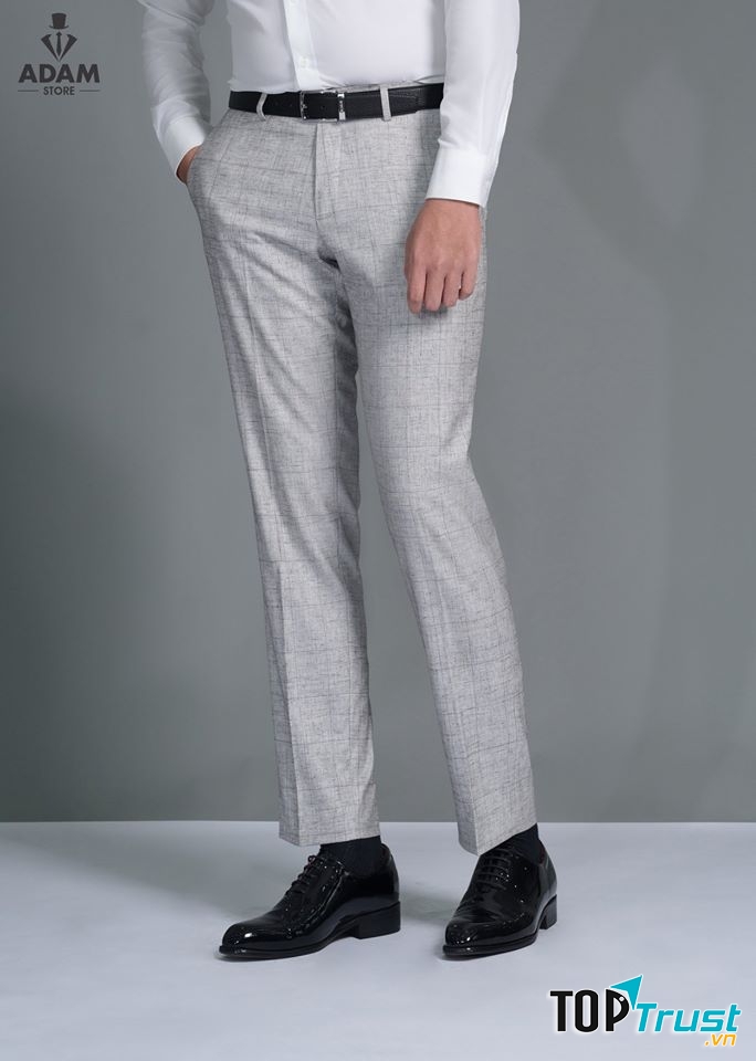 Quần âu của hãng được thiết kế tinh tế, sang trọng.