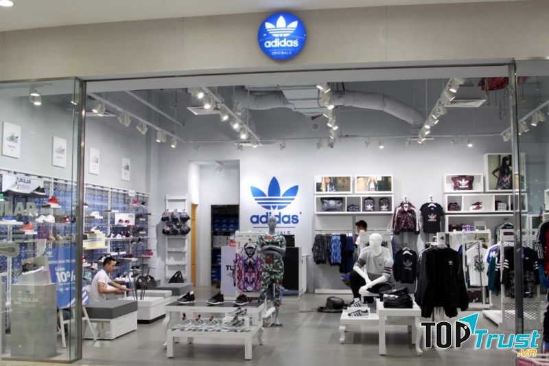 Không gian to đẹp với cửa kính, bài trí bắt mắt theo từng kệ hàng từ giày, túi đến quần áo.