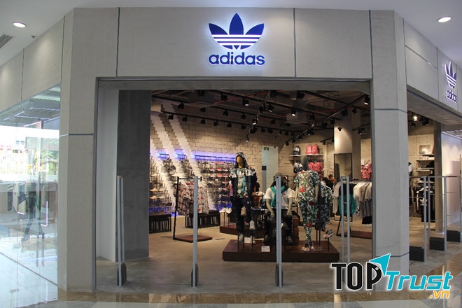 Cửa hàng to rộng, khách hàng mua đồ thoải mái