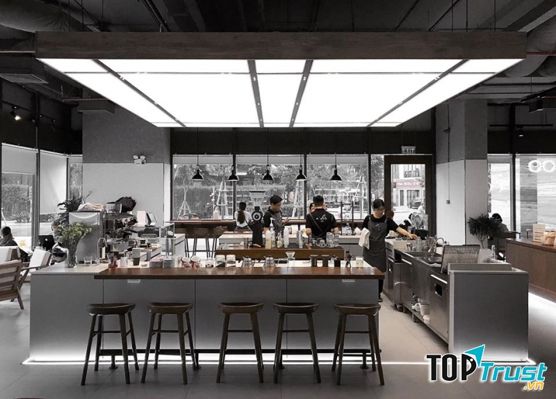 Từ những chiếc ghế cao gần quầy bar, đến những góc sofa riêng, mỗi nơi đều tràn ngập sắc trắng