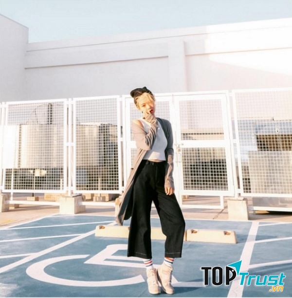 Một bức hình rất thời trang được chụp tại bãi đỗ xe AEON Long Biên