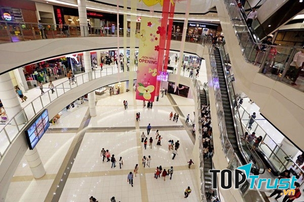 Hình ảnh bên trong trung tâm thương mại nhiều người đến mua sắm