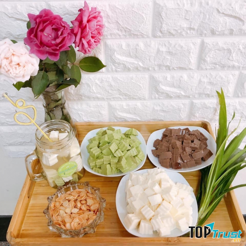 Chè khúc bạch ở đây với công thức độc quyền, mềm mịn, béo ngậy tan ngay trong miệng