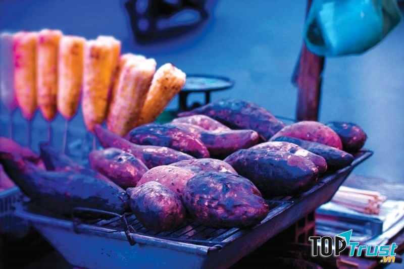 Nhưng quán ăn vặt vỉa hè với ngô nướng, hạt dẻ nước thơm phức