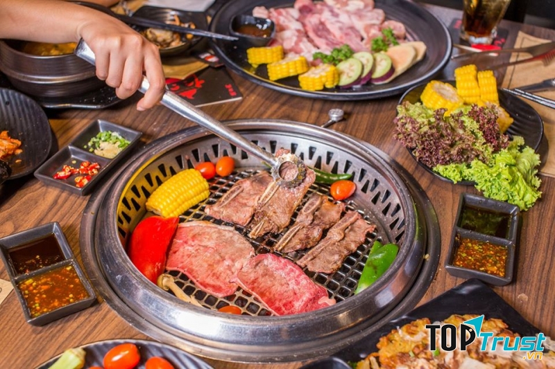 Các món ăn tại quán luôn là sự kết hợp tuyệt vời giữa các loại thịt được tuyển chọn gắt gao cùng rau củ tươi ngon để tạo nên một bữa tiệc hoàn hảo