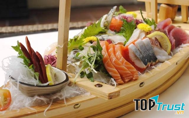 Món ăn tại nhà hàng Akâtiyo Mặt Trời Đỏ.