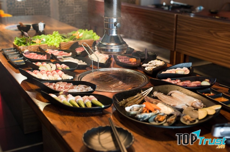 Món ăn đa dạng bao gồm hải sản và thịt bò