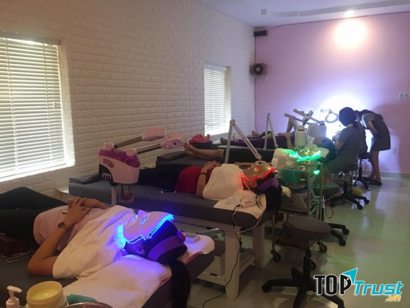Akira Spa luôn trong tình trạng khá đông khách, bạn nên gọi điện đặt lịch trước khi qua để được phục vụ tốt nhất