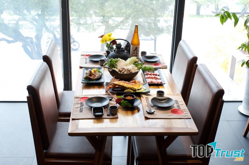 Nhà hàng có không gian sang trọng, yên tĩnh và rộng rãi. Vô cùng phù hợp cho những buổi hẹn hò hoặc sum vầy gia đình