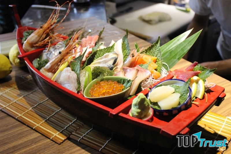 Menu cực kỳ phong phú và hấp dẫn. Nổi tiếng là món sashimi rất tươi cùng nước tương chấm và wasabi đậm đà