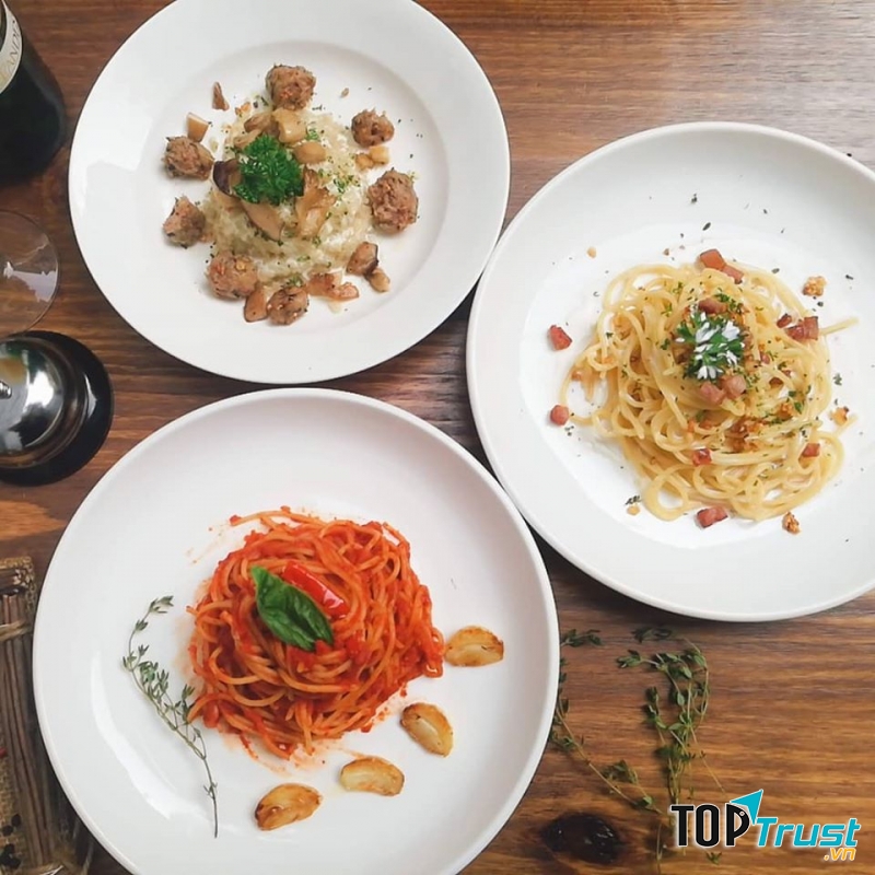 Đĩa mì sẽ có thêm nước sốt có thêm thịt và ít rau xanh, vừa ngon vừa tốt cho sức khoẻ.