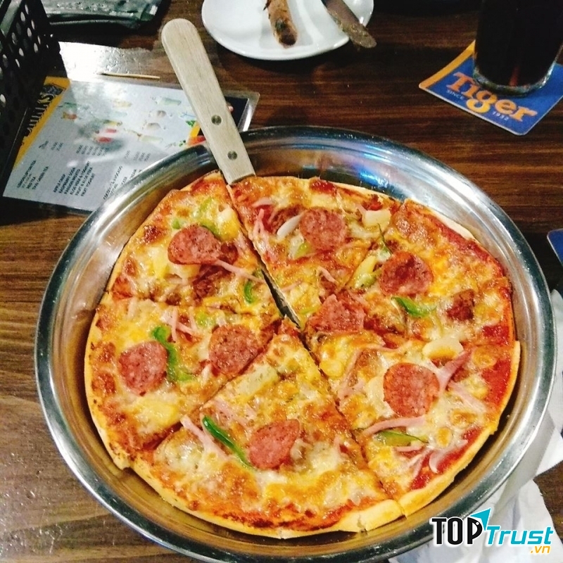 Những chiếc pizza của Al Fresco's được chế biến bởi các đầu bếp chuyên nghiệp có kinh nghiệm lâu năm