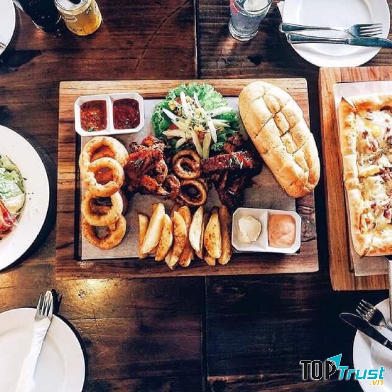 Nhiều loại nhân ấn tượng như trứng chim cút, xúc xích Chorizo, thịt bò Úc và măng tây…