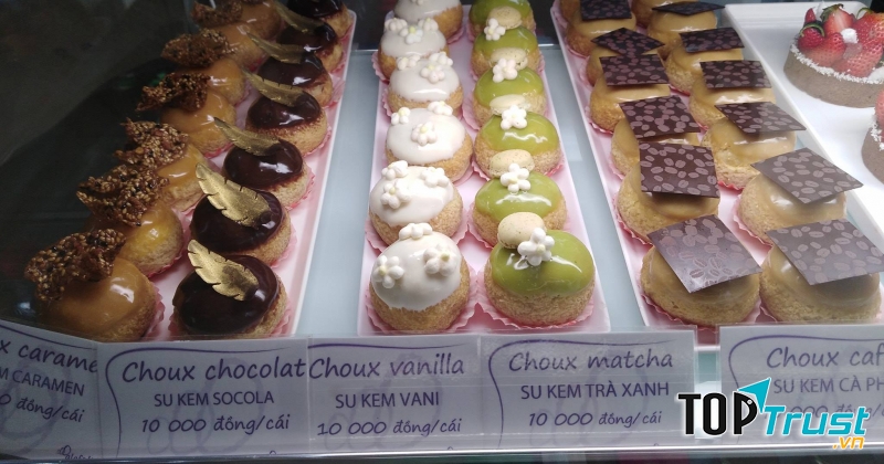 Nếu bạn là một tín đồ của những chiếc bánh Pháp được làm thủ công, thơm lừng thì Alafolie là tiệm bánh dành cho bạn.
