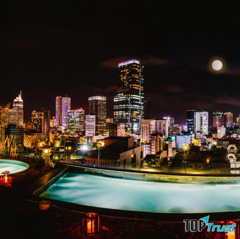 Bể bơi ngoài trời- điểm check in của mọi du khách khi đến với khách sạn
