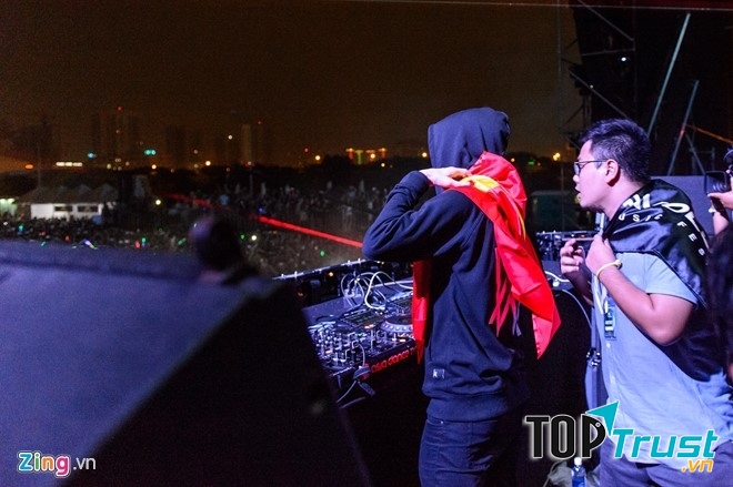 Alan Walker với lá cờ Việt Nam trên vai
