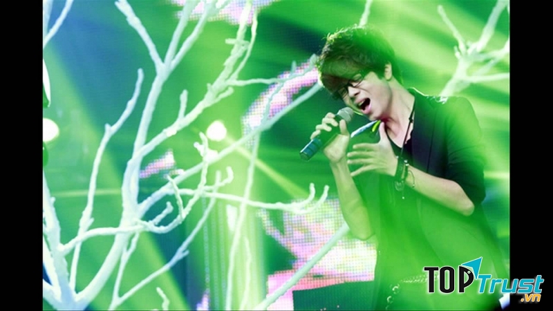 Bùi Anh Tuấn trình diễn Tết trong tâm hồn trong Gala Nhạc Việt