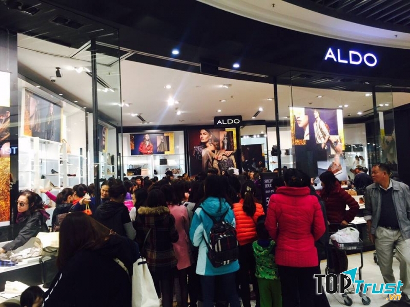 Cửa hàng chật cứng khách vào dịp Black Friday.