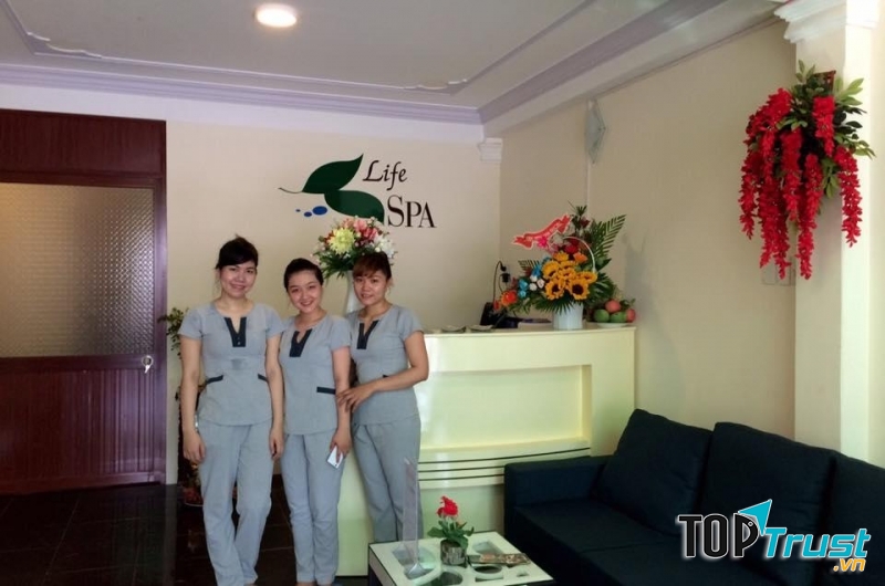 Nhân viên phục vụ nhiệt tình tại Life Spa Cần Thơ