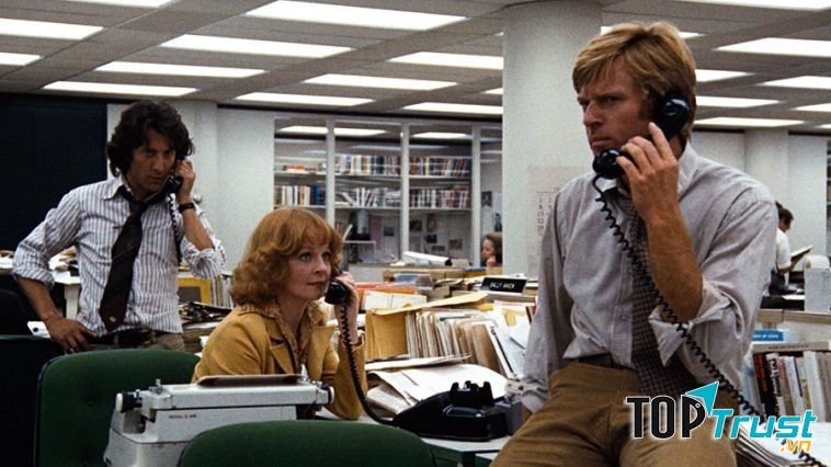 Hai nhà báo Bob Woodward và Carl Bernstein thu thập tài liệu cho vụ Watergate