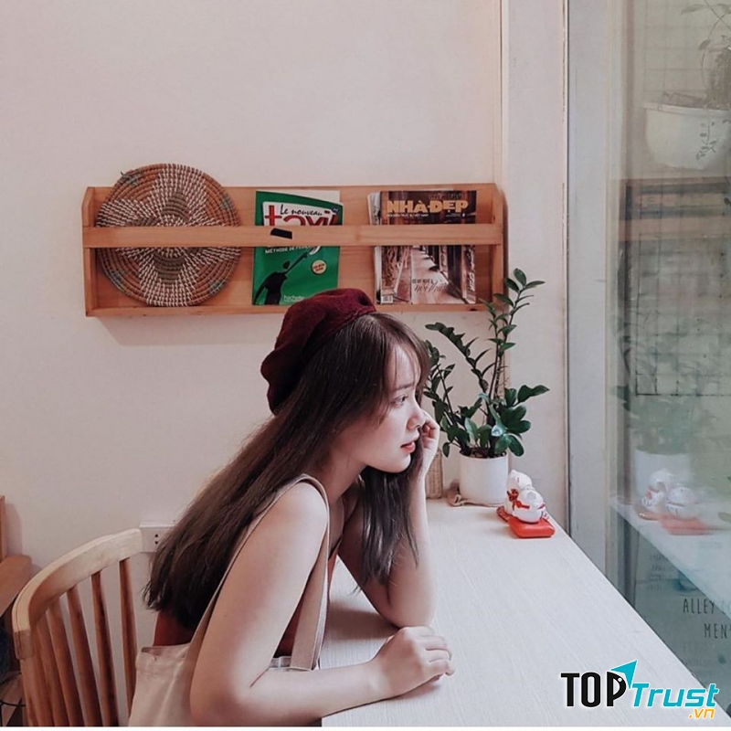 Alley Coffee là quán cà phê nằm ở ngõ nhỏ nhưng xinh lung linh, sống động,