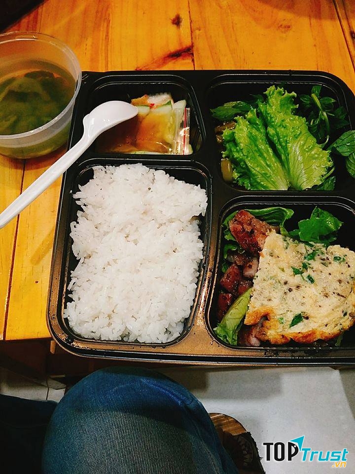 Suất cơm đầy đủ của quán