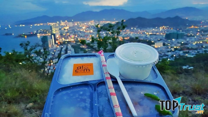 Khách hàng check in phần cơm đã đặt tại quán