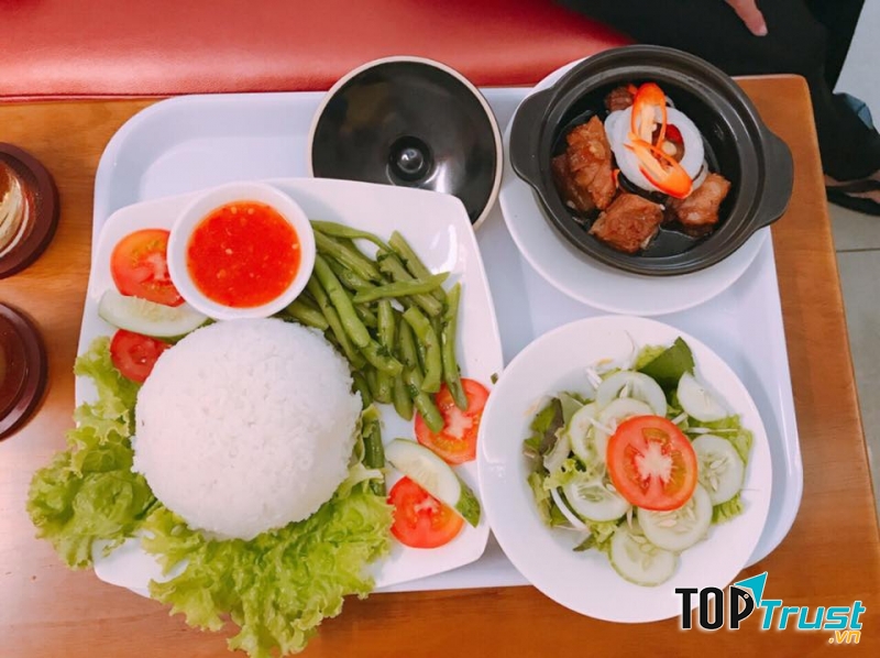 Đồ ăn luôn tươi ngon và sử dụng trong ngày, vì vậy bạn hoàn toàn có thể yên tâm nhé.