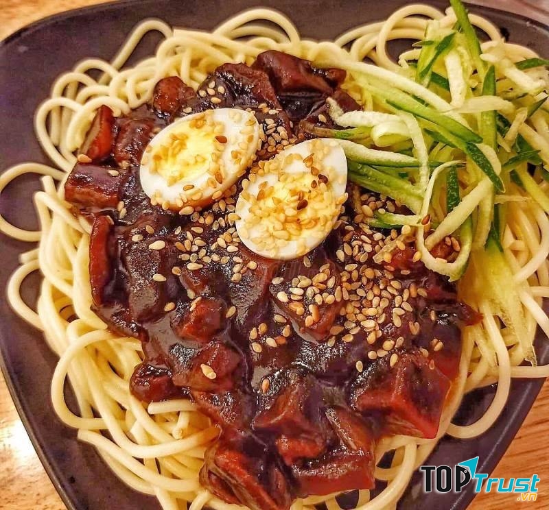 Mì tương đen vô cùng hấp dẫn