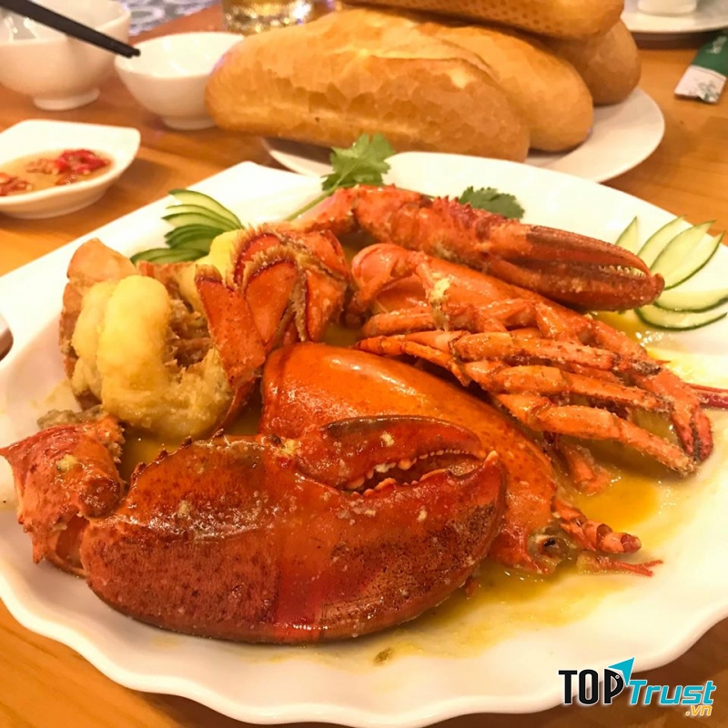 Tôm hùm sốt trứng muối ăn kèm bánh mì